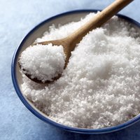 Trīs iemesli, kāpēc tīrīšanas līdzekļu vietā vērts izmantot sāli