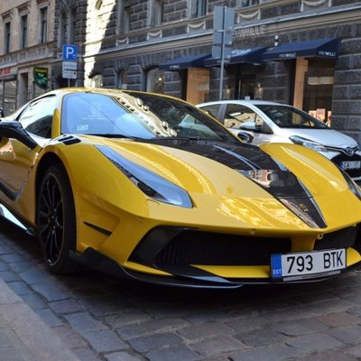 Foto: Dzeltenais 'Ferrari' tagad ar Igaunijas numuriem, saskrāpētiem diskiem un invalīdu stāvvietā