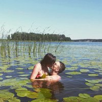 Foto: Rajeckas meita ar mīļoto bučojas ezerā