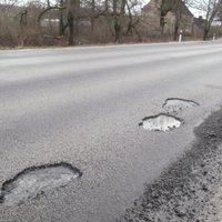 Foto: Jauns asfaltbetons – jaunas bedres, novēro aculiecinieks