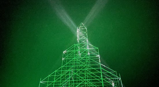 Rīgā atklāta augstākā gaismas instalācija – Saulgriežu egle