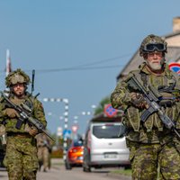 Foto: Sabiedrotie kopā ar Latvijas karavīriem dodas patruļā Viļānu un Rēzeknes ielās