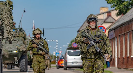 Foto: Sabiedrotie kopā ar Latvijas karavīriem dodas patruļā Viļānu un Rēzeknes ielās