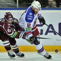 Rīgas 'Dinamo' KHL čempionātu atsāk ar zaudējumu 'bullīšos'