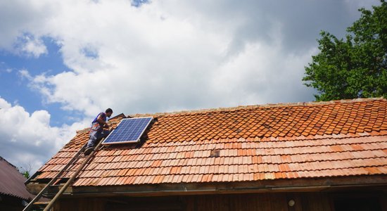 Izmaiņas elektroenerģijas neto norēķinu sistēmā. Vai saules paneļi mājsaimniecībām turpmāk būs izdevīgi?