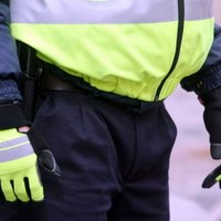 Policistu pārkāpumi: viens reibumā taranē ceļa zīmes; otrs aizturēts par alkohola lietošanu