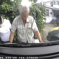 Divi klienti atsakās maksāt par braucienu un mēģina uzbrukt taksistam