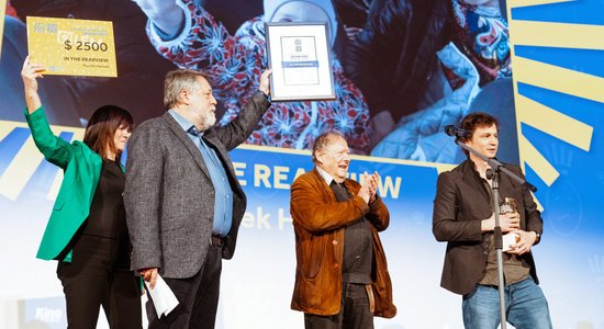 'Artdocfest/Riga' galveno balvu saņēmusi filma 'Atpakaļskata spogulī'