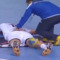 Video: Par sitienu Latvijas handbolistam pa kājstarpi piespriež diskvalifikāciju