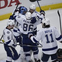 'Lightning' mača izskaņā izrauj uzvaru un izvirzās vadībā NHL finālsērijā