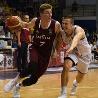 Latvijas U-18 basketbolisti EČ spēlē uzvar arī itāļus un izcīna pirmo vietu apakšgrupā