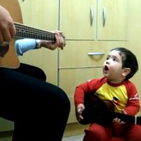 Interneta hits: Tēvs ar brēkuli dzied 'bītlus'
