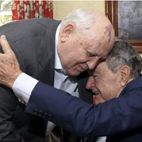 Kādreizējie lielvalstu līderi Gorbačovs un Bušs tiekas neformālās pusdienās