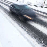 Sniegs un apledojums visā Latvijā apgrūtina braukšanu