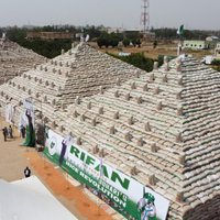 Foto: Nigērijā ar pompozu rīsu piramīdu celšanu sola bada apkarošanu