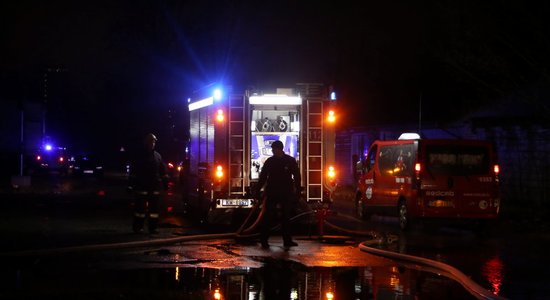 Пожар под Екабпилсом: сгорело несколько машин, эвакуированы четыре человека