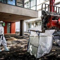 ФОТО: В Париже отмывают загрязненные свинцом школы возле сгоревшего Нотр-Дама