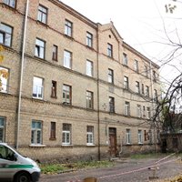 В жилом доме в центре Риги рухнул потолок, спасатели эвакуировали 25 человек (дополнено)