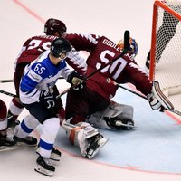 Latvijas hokejisti saņem pamatīgu pērienu no somiem