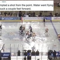 ВИДЕО: Хоккейная классика в АХЛ прошла под аккомпанемент дождя
