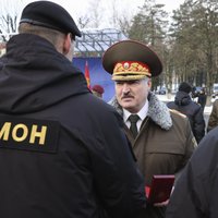 Lukašenko apbalvo omoniešus un kļūst par 'kaujinieku' – saņem pretī melno bereti
