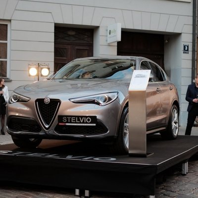 Foto: Rīgā prezentēts 'Alfa Romeo' pirmais apvidnieks 'Stelvio'
