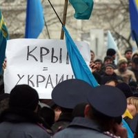 Krimas tatāri dedzina Krievijas karogu un ielaužas parlamentā