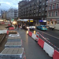 ФОТО: Активисты создали на улице Бривибас временный тротуар; строители его убрали