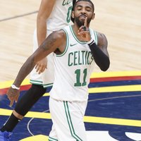 'Celtics' zvaigznei Īrvingam piespriež naudas sodu par bumbas aizmešanu tribīnēs