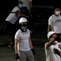 Šausmas Honkongā: Ķīnas valdību atbalstoši gangsteri uzbrūk protestētājiem