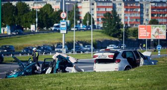 Foto: Tallinā 20 gadus vecs jaunietis ar BMW izraisījis vairāku auto sadursmi; divi bojāgājušie