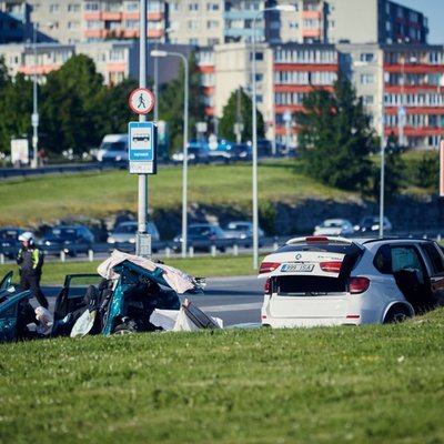 Foto: Tallinā 20 gadus vecs jaunietis ar BMW izraisījis vairāku auto sadursmi; divi bojāgājušie