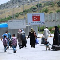 Turcija gar Sīrijas robežu būvēs sienu