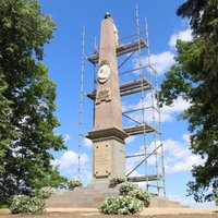 Alūksnes muižas parkā atklāts restaurētais 18. gadsimta obelisks