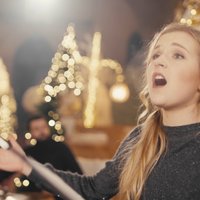 Noskaties! Izgaismotā Ropažu baznīcā nofilmēts skaists Ziemassvētku dziedājums