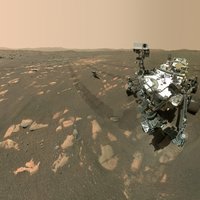 Divi draugi uz Marsa – NASA jaunais rovers iepriecina ar savu un drona pašbildi