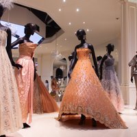 'Dior' zīmola stāsts: modes orākuls, kuru apsūdzēja sieviešu vulgarizēšanā