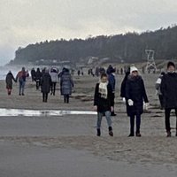 'Knapi saule uzlēkusi, kā cilvēki pie jūras': Lietuvā pastiprināti kontrolēs pludmales