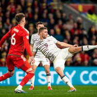 Latvijas futbolisti 'Euro 2024' atlasi sāk ar labu sniegumu un rūgtu zaudējumu Velsā