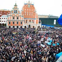 Митинг в поддержку Ушакова завершился: у Ратуши собралось несколько тысяч человек
