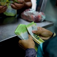 Tirgotāji Venecuēlā pārstāj skaitīt bolivārus un naudu vienkārši sver