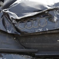 'Audi' Tukuma novadā saskrienas ar betona maisītāju; vadītājs iet bojā