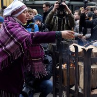 Foto: Rīgā iededz piemiņas ugunskuru Latvijas brīvības cīnītājiem