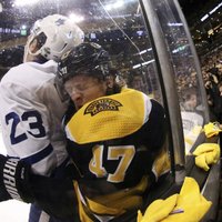 Pastrņāks rezultatīvs 'Bruins' otrajā uzvarā sērijā pret 'Maple Leafs'