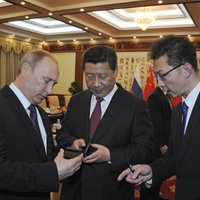 Путин подарил лидеру Китая первый российский смартфон