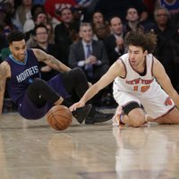 'Knicks' bez savainotā Porziņģa piekāpjas 'Hornets'