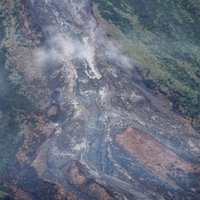 Foto: Lavas straumes no Majona vulkāna turpina plesties plašumā