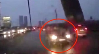 Video: Melnajā piektdienā auto Vanšu tiltu šķērso pa pretējo joslu