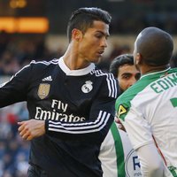 ВИДЕО: Роналду удален за удар соперника, "Реал" выручил пенальти