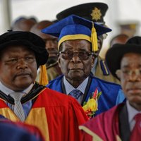Krīze Zimbabvē: Mugabe pirmo reizi kopš apvērsuma parādās publiski